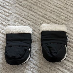 BabyZen Black Stroller Mittens with Cream Sherpa Cuff